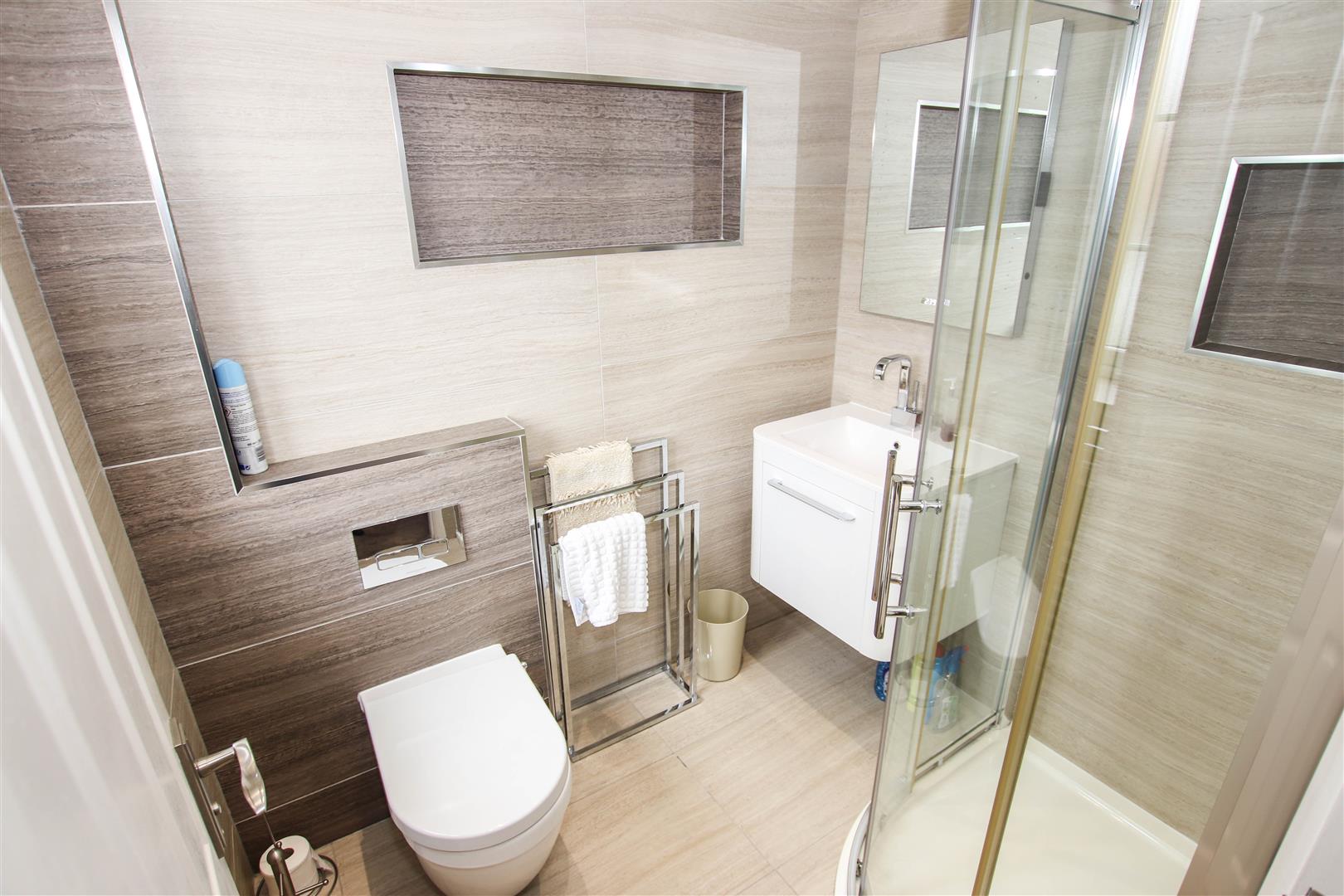 LUXURY EN-SUITE SHOWER ROOM